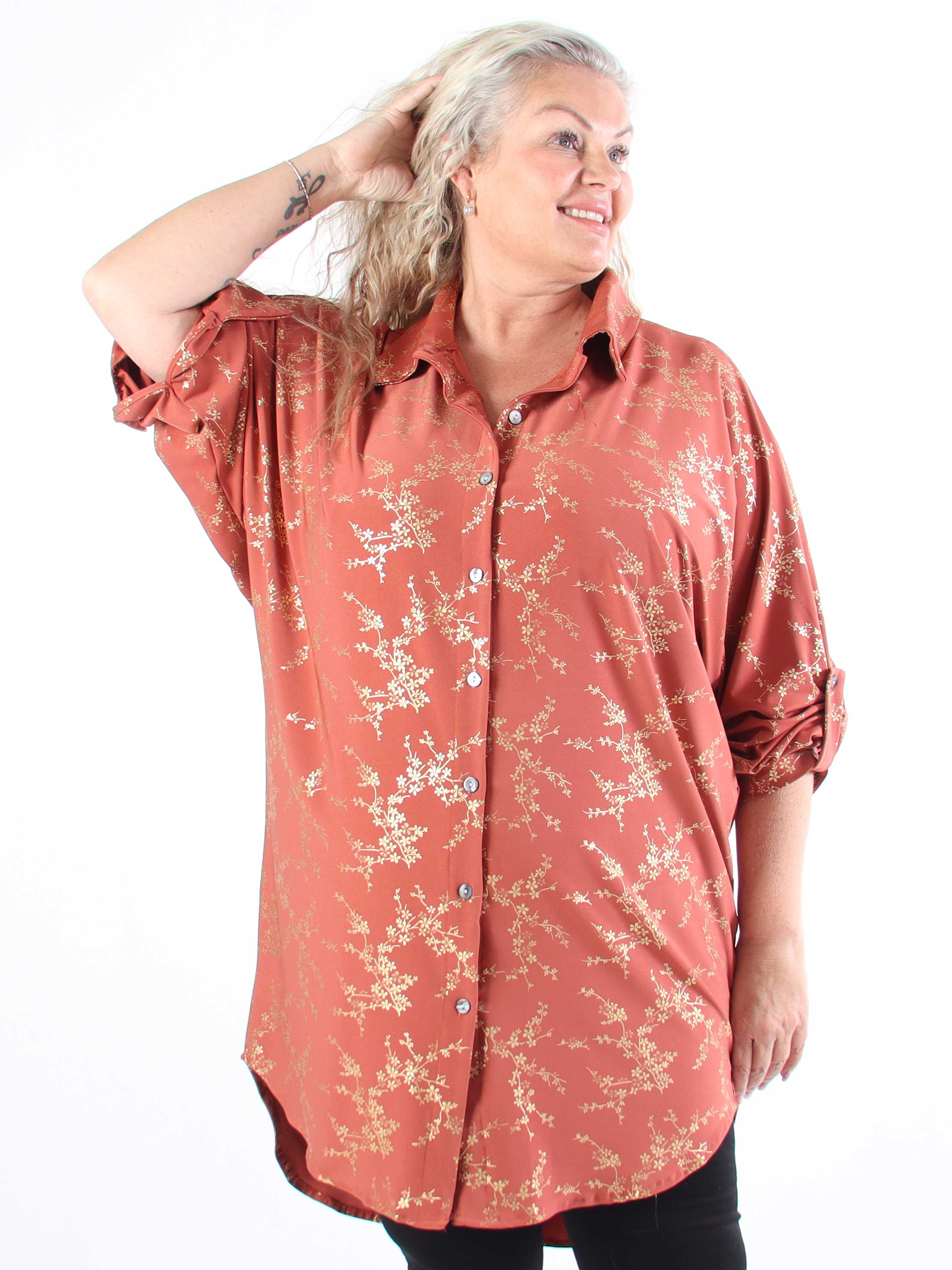 Mia Gold - Elastisk plus size skjortekjole med gulddetaljer